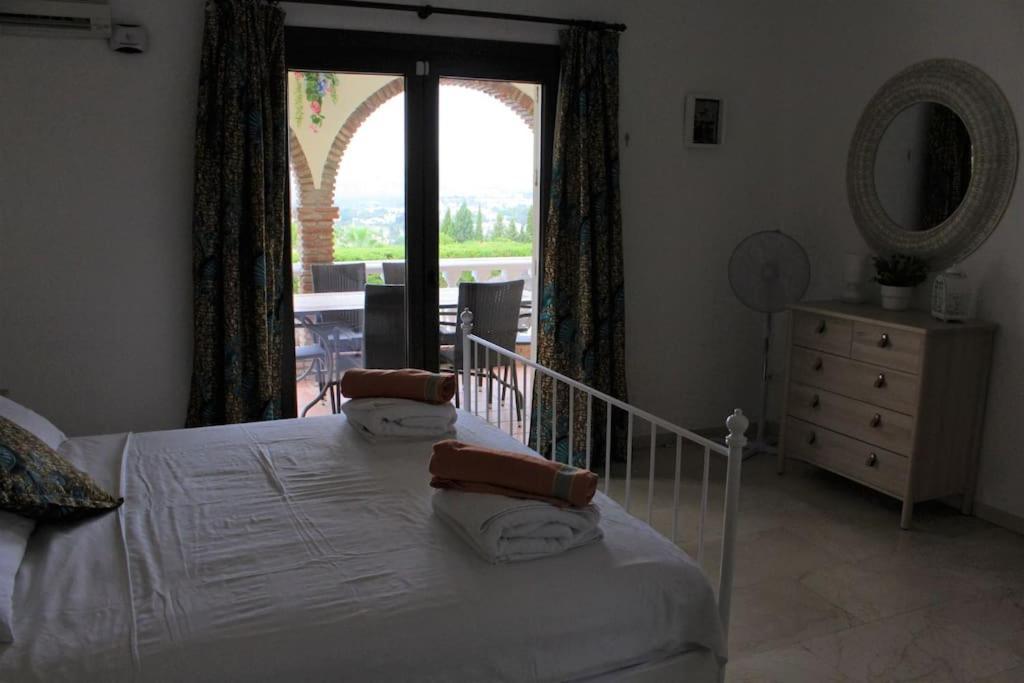 Beautiful 9 Bedroom With And Pool. Villa