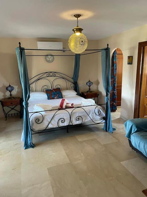 Villa Beautiful 9 Bedroom With And Pool.