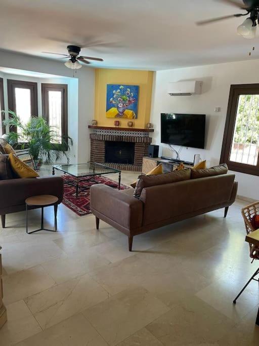 Villa Beautiful 9 Bedroom With And Pool.